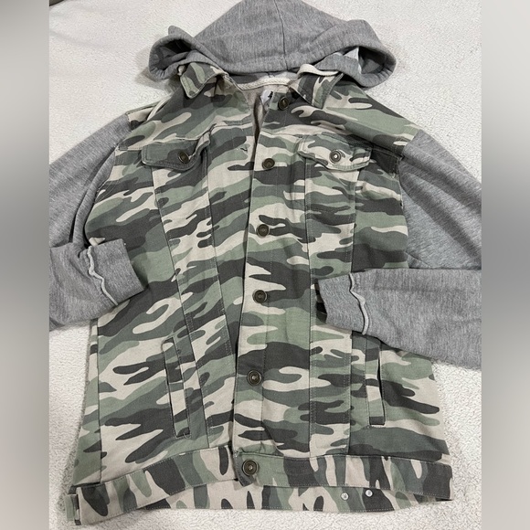 Betseys Boutique Camo Sweatshirt Accent Jacket size S - Picture 3 of 3